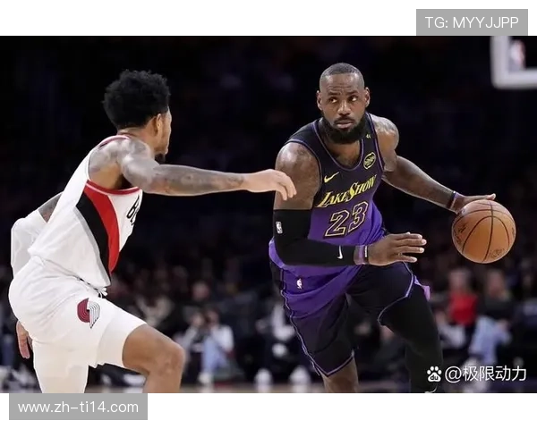 克拉克与詹姆斯互动，获湖人球星鼓励支持